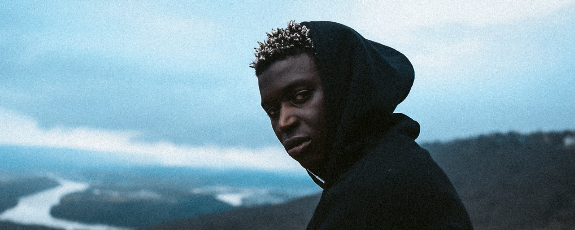 Fotografía promocional de Concierto de Mon RovÎa en París