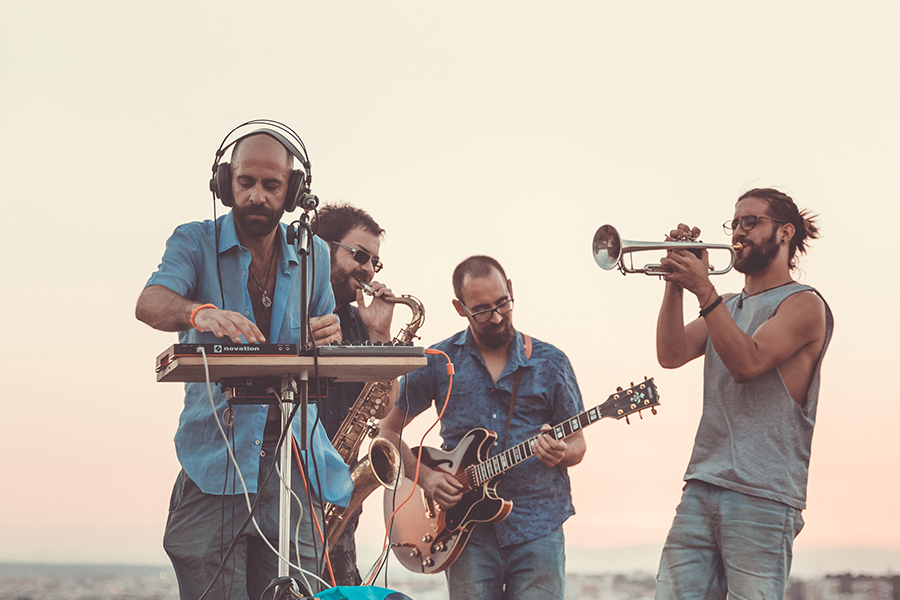 Fotografía promocional de The Tovmoz & MrFoxmad en Tarifa | Vuelta a la Esencia