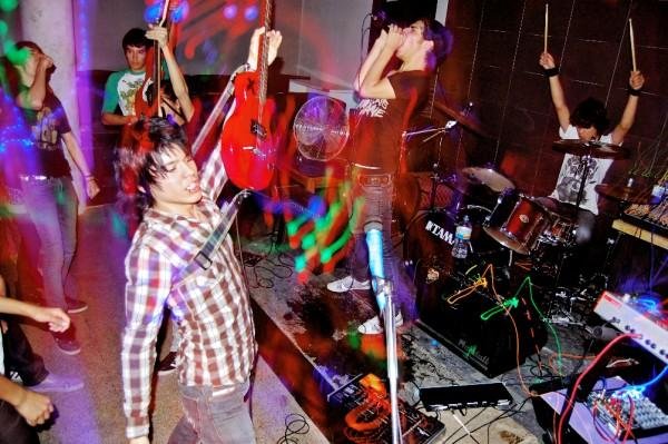 Fotografia promocional de no jacks required.