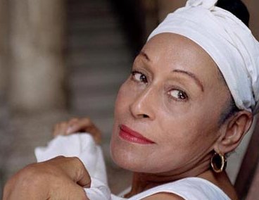 Fotografía promocional de Omara Portuondo