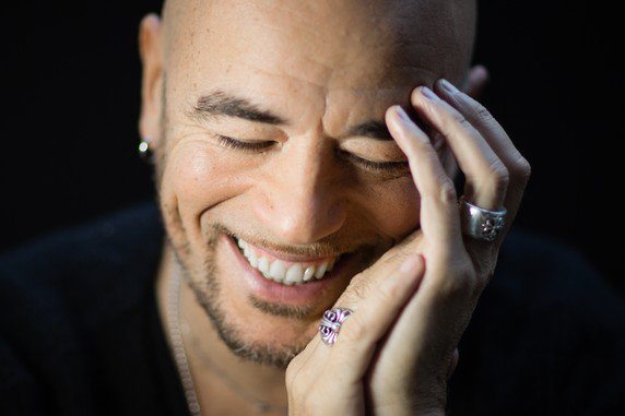 Fotografía promocional de Pascal Obispo