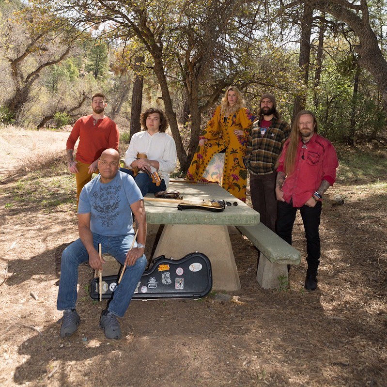 Fotografia promocional de Ponderosa Grove.
