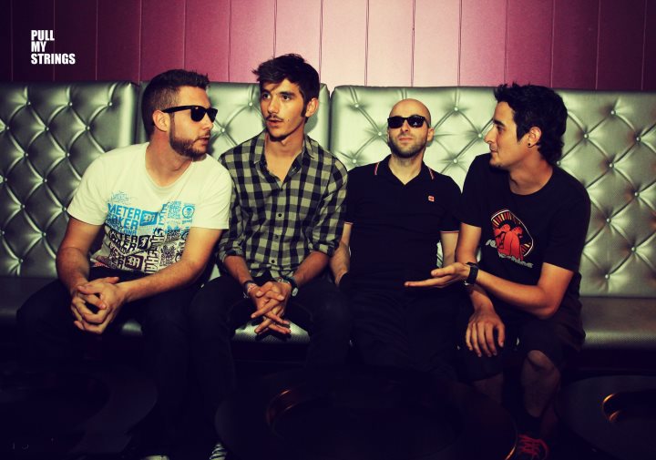 Fotografia promocional de Pull My Strings.