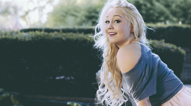 Promotional photograph of RaeLynn.