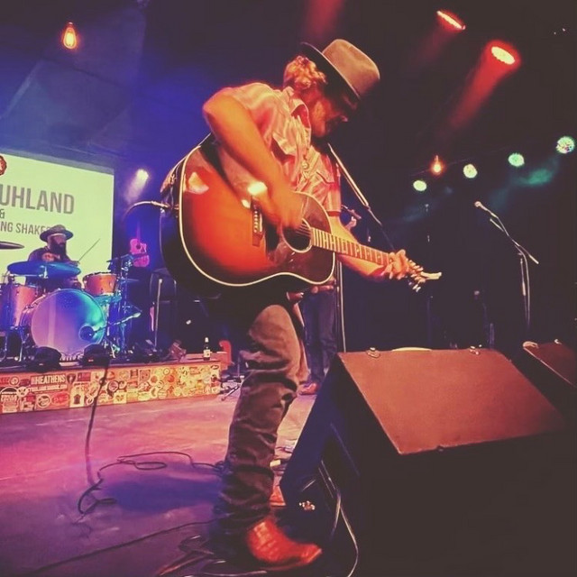 Fotografia promocional de Rhett Uhland.