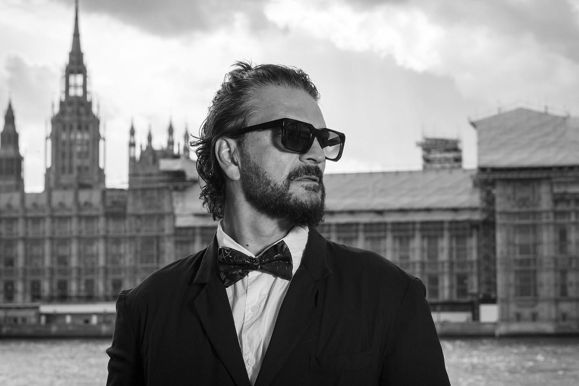 Fotografia promozionale di Ricardo Arjona.