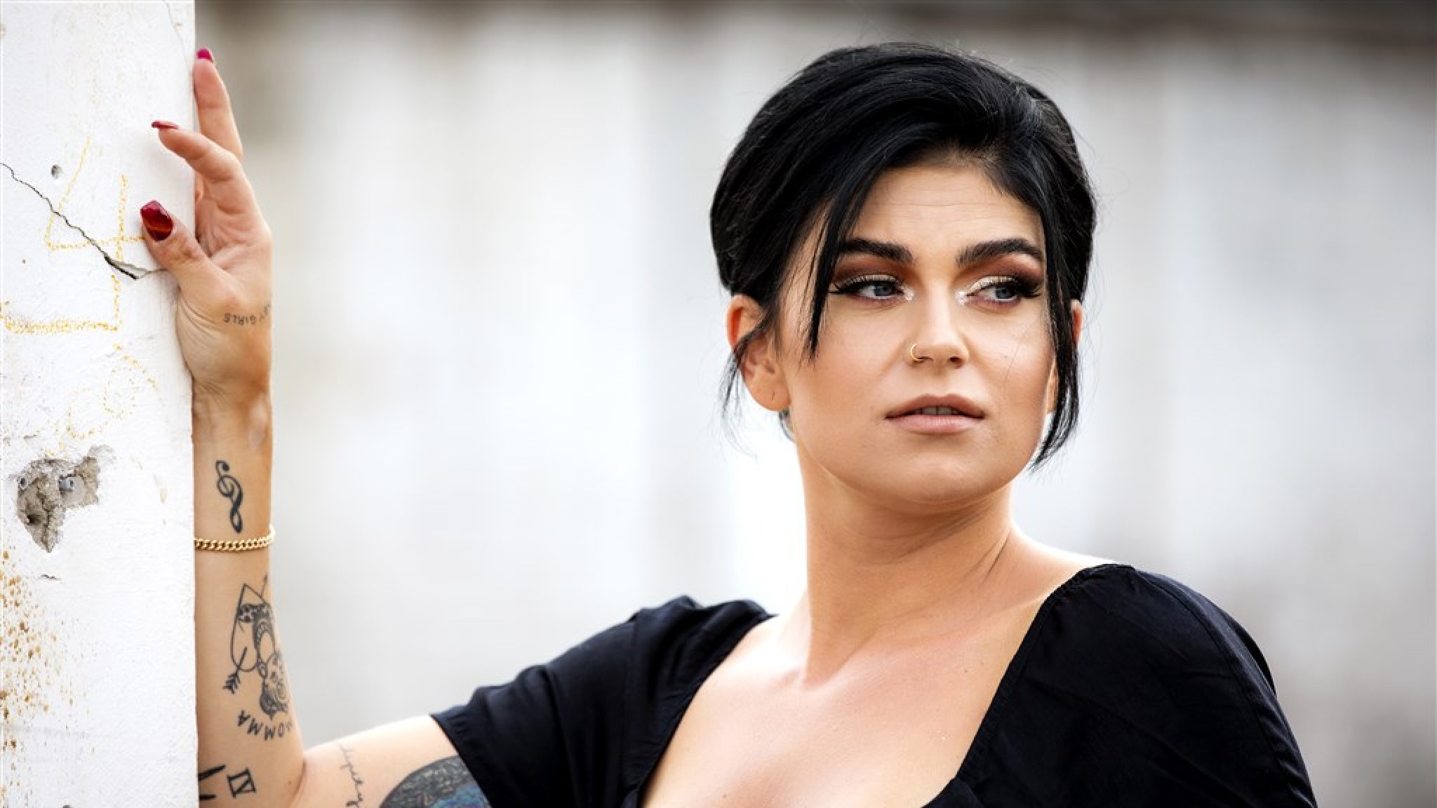 Promotional photograph of Roxeanne Hazes.