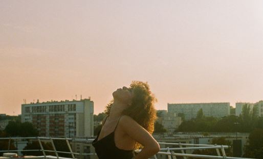 Fotografia promocional de Sabina Bellaouel.