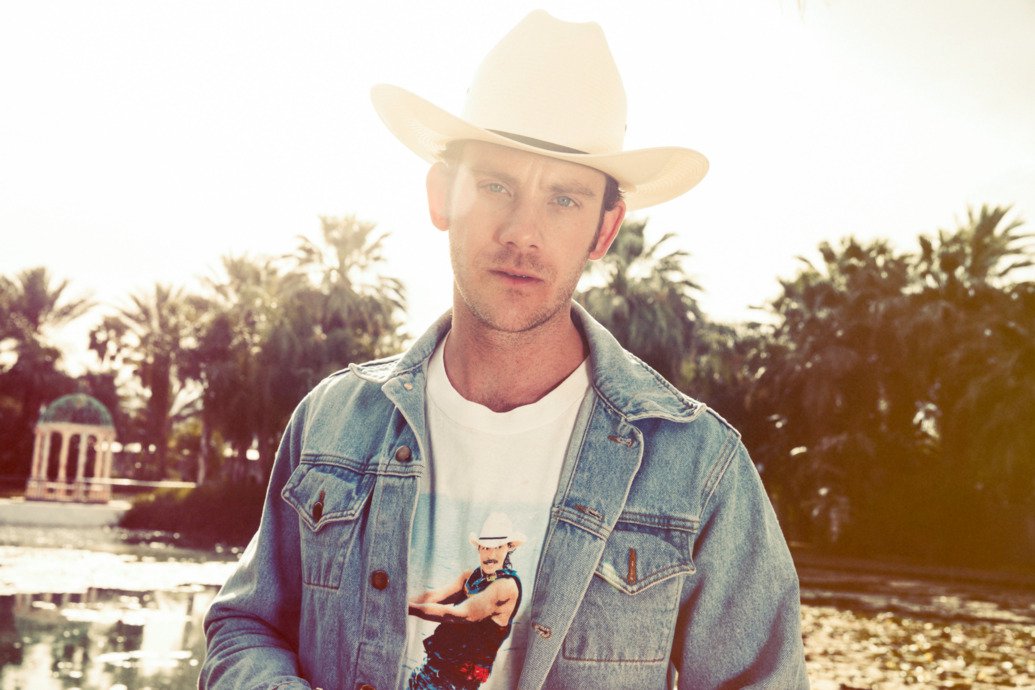 Fotografía promocional de Sam Outlaw