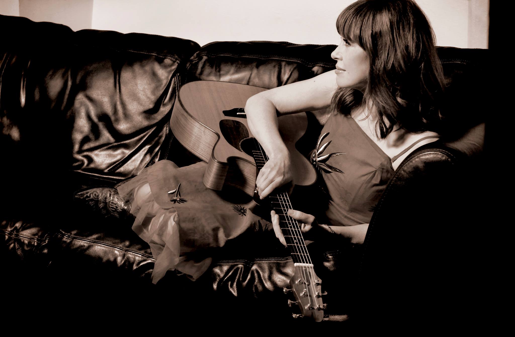 Promofoto von Concierto de Sarah McQuaid en Dresde.