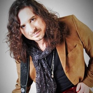 Fotografia promocional de Scott Tarulli Trio.