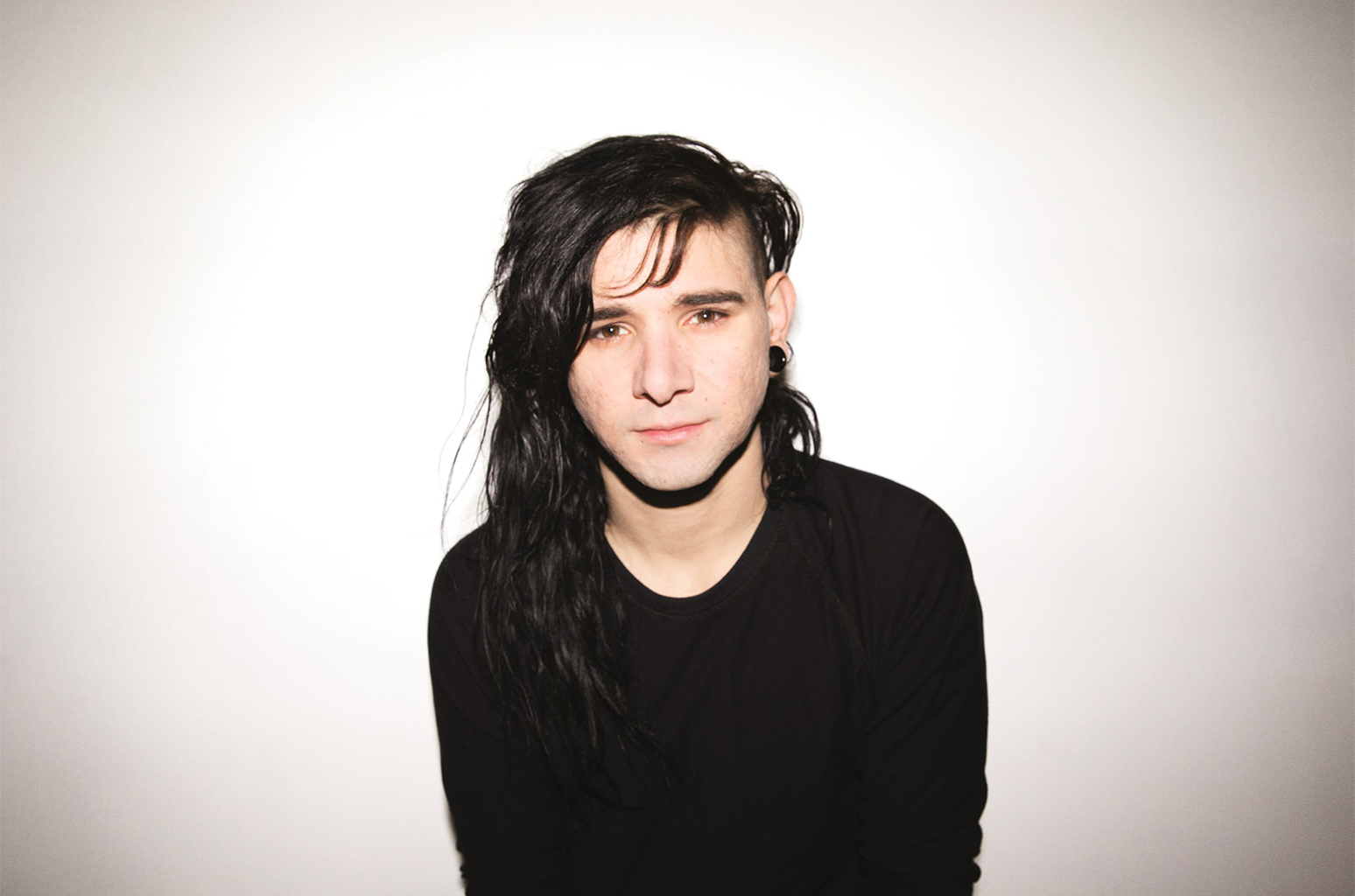 Photographie promotionnelle de Skrillex.