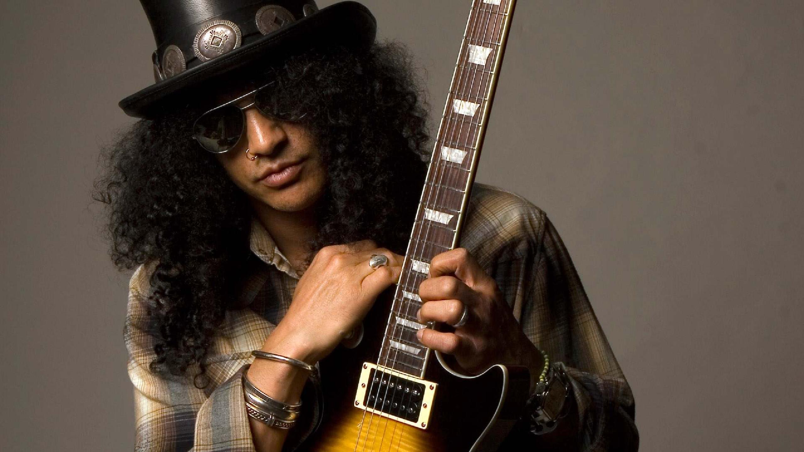 Песня большие. Сол Хадсон слэш. Slash Slash 2010. Slash гитарист. Гитарист Ганс энд роузес.