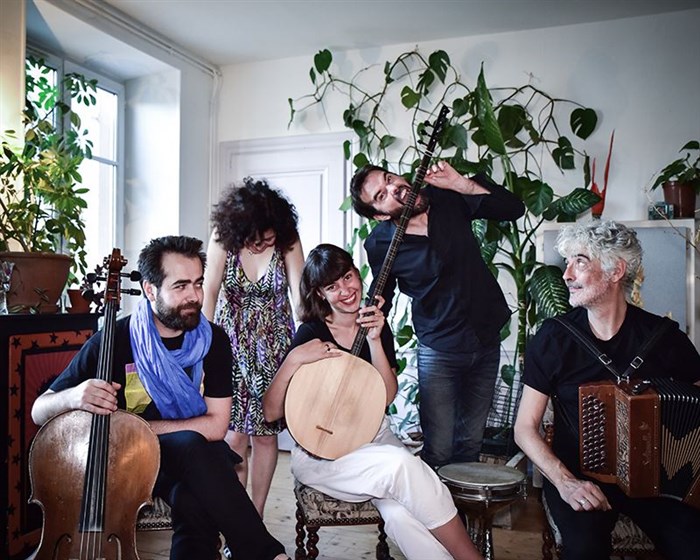 Fotografía promocional de Concierto de Sousta Politiki en Briec