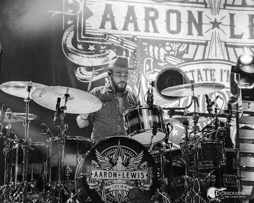 Promofoto von Concierto de Aaron Lewis en Manteo.