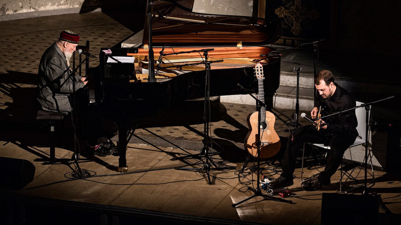 Promofoto von Terry Riley & Gyan Riley.