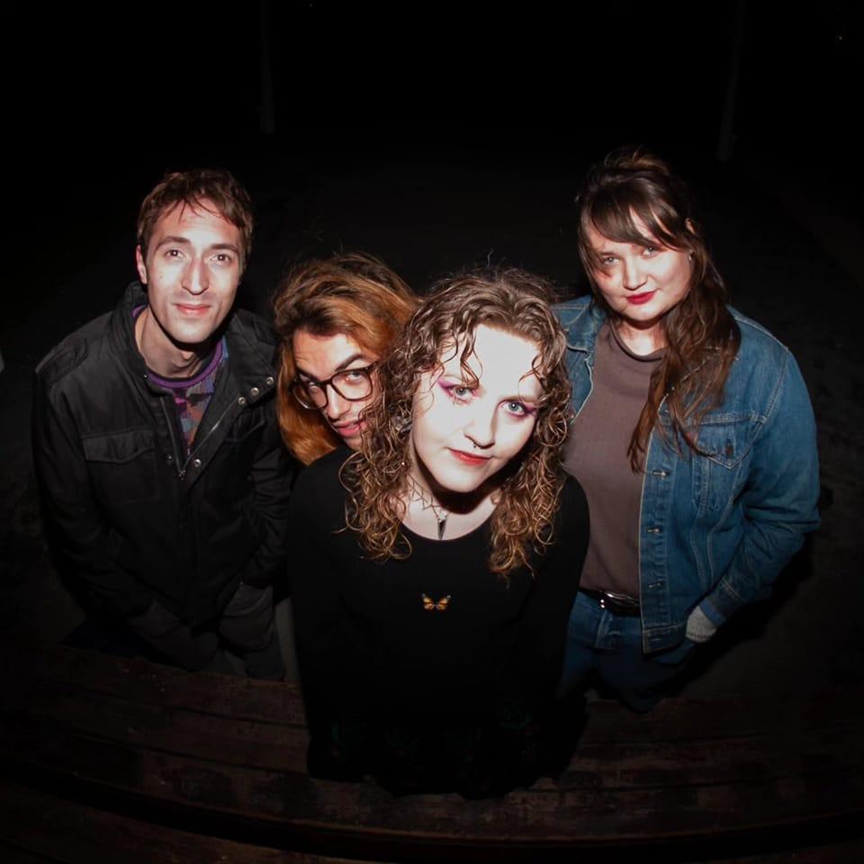 Fotografia promocional de The Briefly Gorgeous.