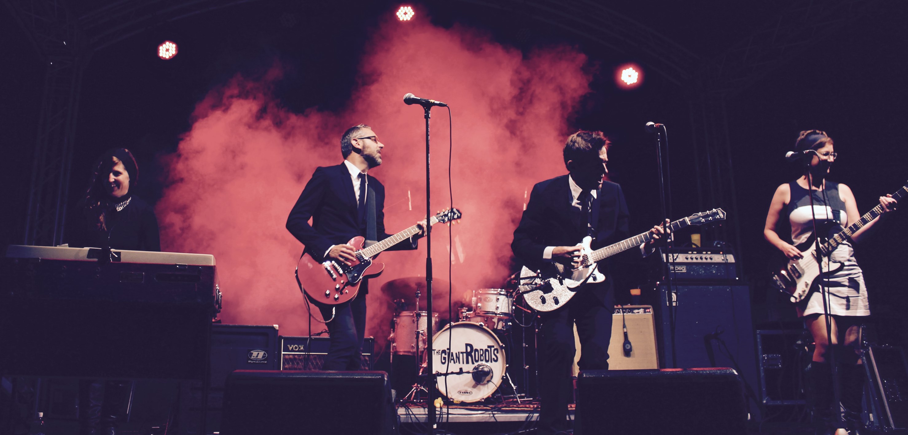 Fotografía promocional de The Giant Robots