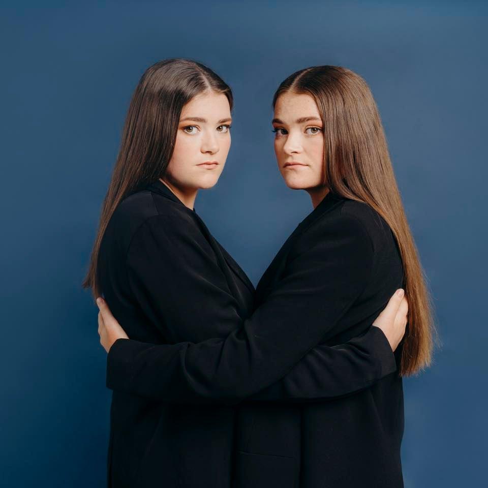 Fotografia promocional de The Mitchell Twins.