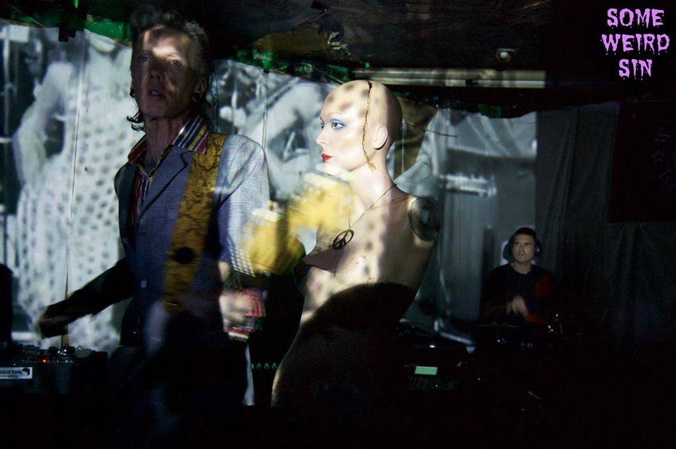 Photographie promotionnelle de Concierto de The Pink Diamond Revue en Londres.