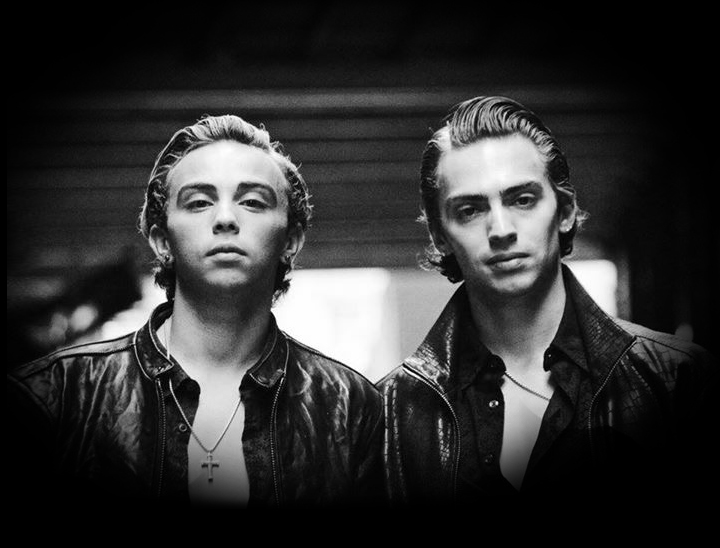 Fotografia promocional de The Revel.