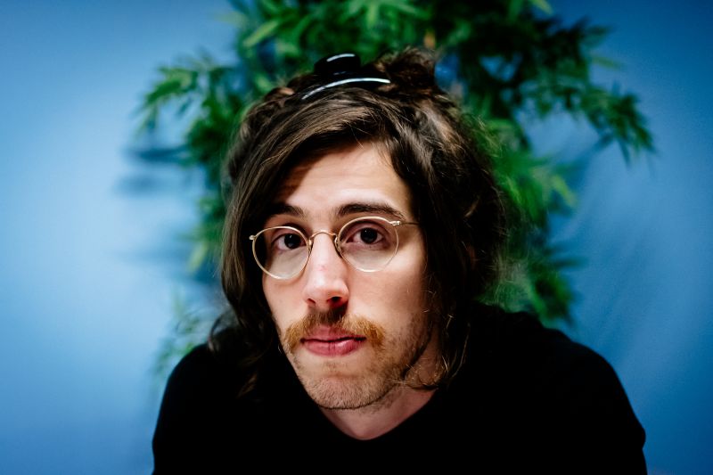 Fotografia promocional de Tim Bernardes.