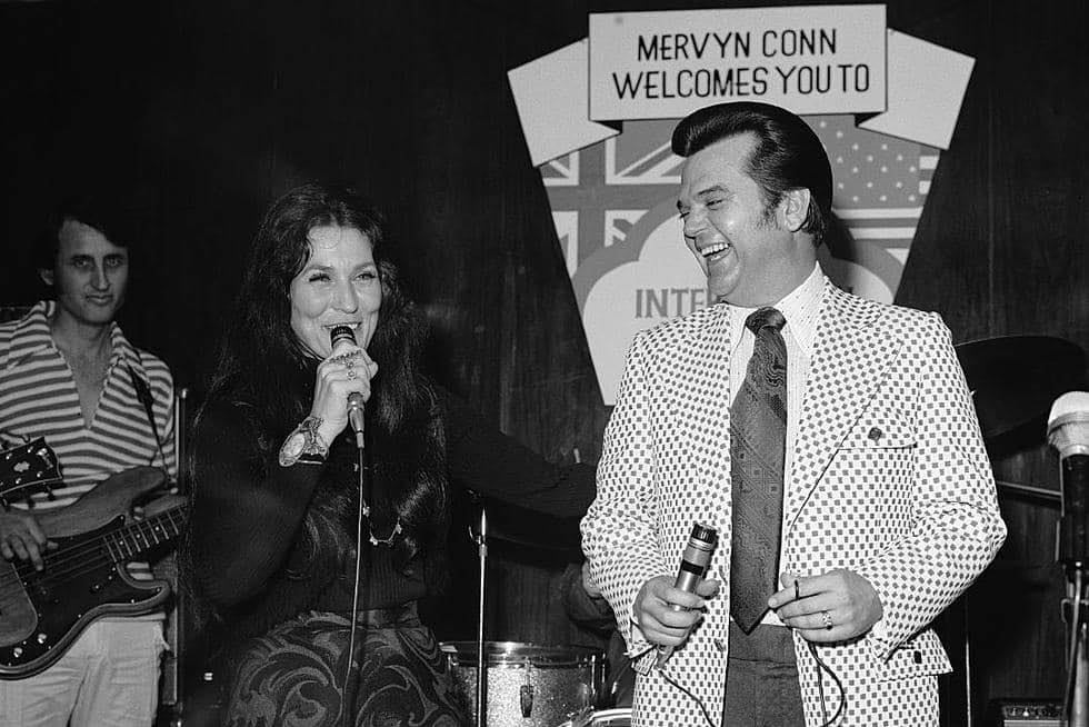 Promotional photograph of Concierto de Twitty and Lynn en Reidsville.