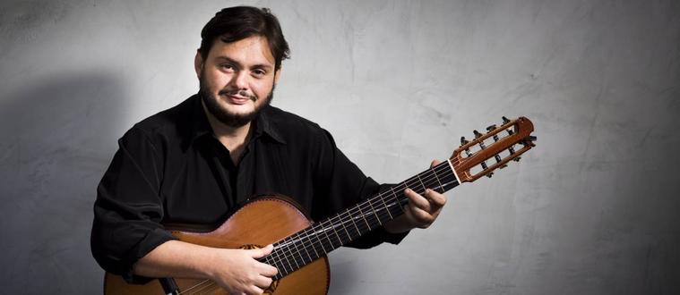 Promotional photograph of Yamandú Costa.