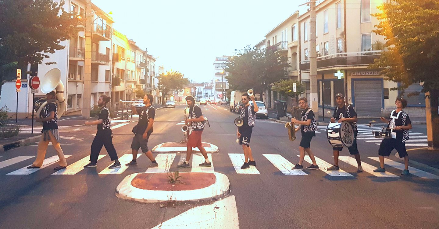 Fotografía promocional de ZeBRASS Marching Band