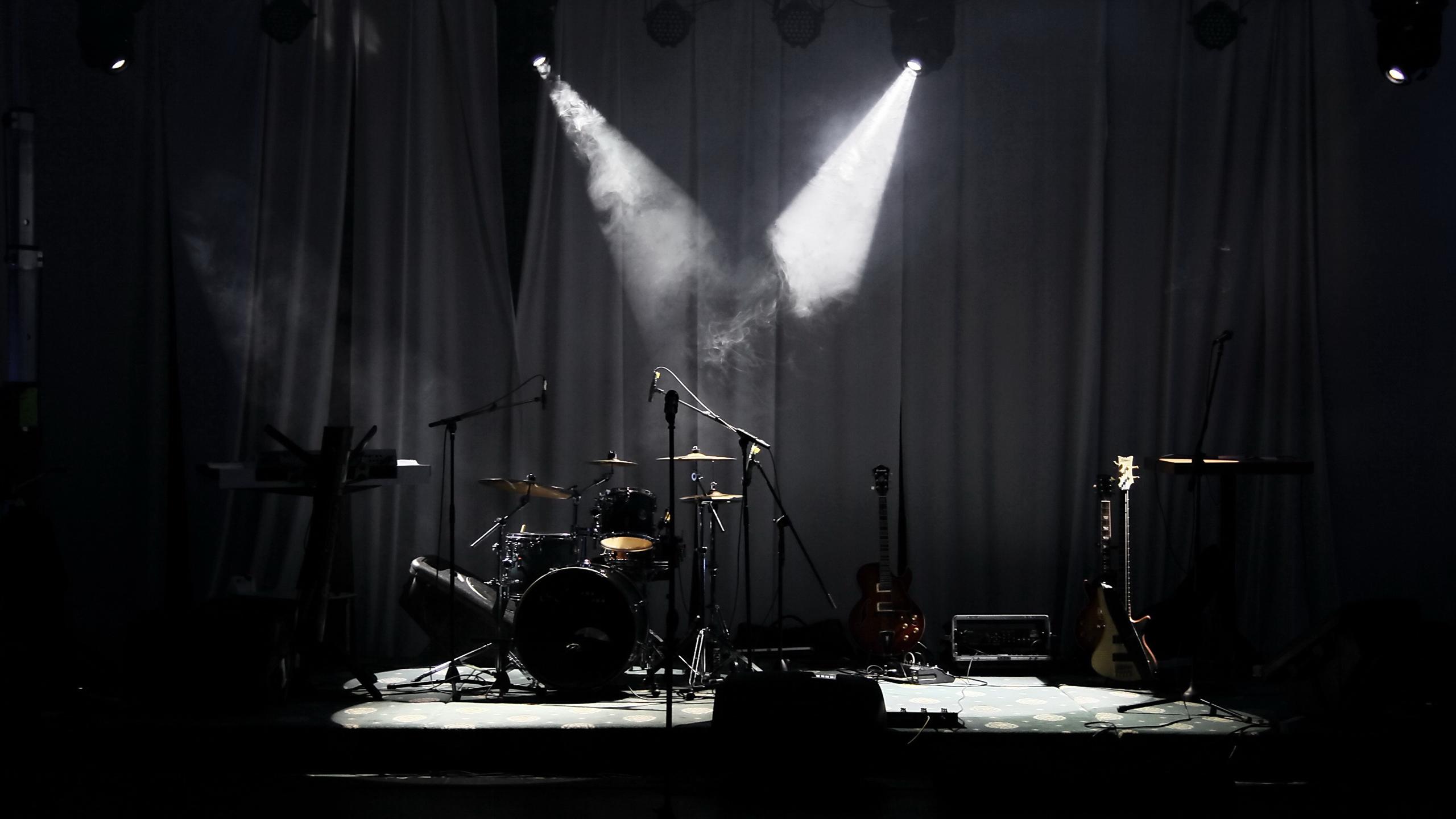 Scene музыка. Рок-сцена. Сцена рок концерта. Пустая сцена рок концерта. Музыкальные инструменты на сцене.