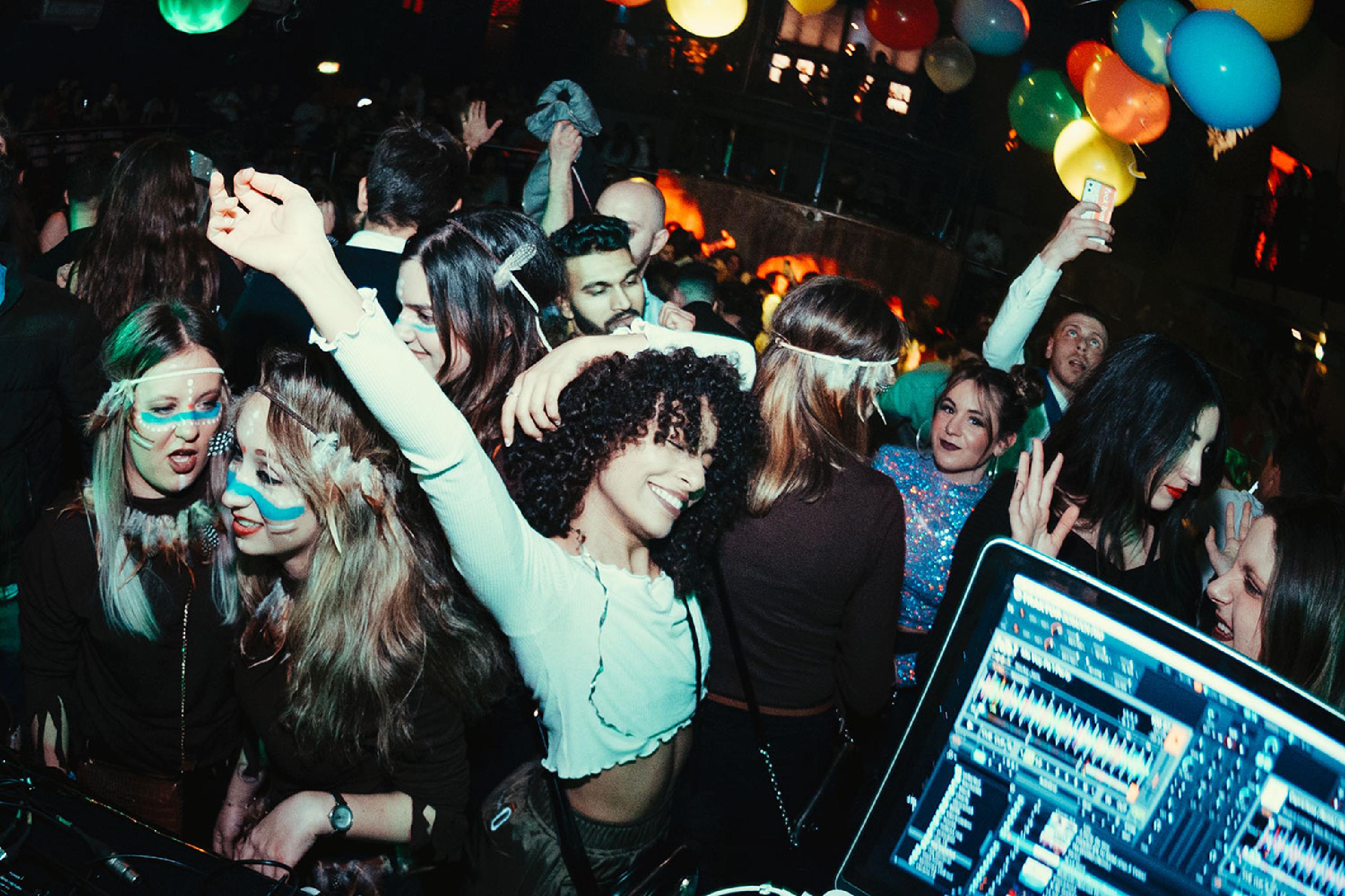 Somos la fiesta para españoles más gamberra, divertida y multitudinaria de Londres con tres salas con ambientes musicales distintos bajo un mismo techo, animación, cañones de confeti, temazos españoles e internacionales y horario de cierre hasta las 6 am de la mañana. Cada mes, en el Club londinense Scala. ¡Ven a comprobar por qué somos la fiesta número uno en Londres!

Web: http://bit.ly/MegaSpanishParty
Facebook: http://bit.ly/FacebookMSP
Instagram: http://bit.ly/InstaMSP