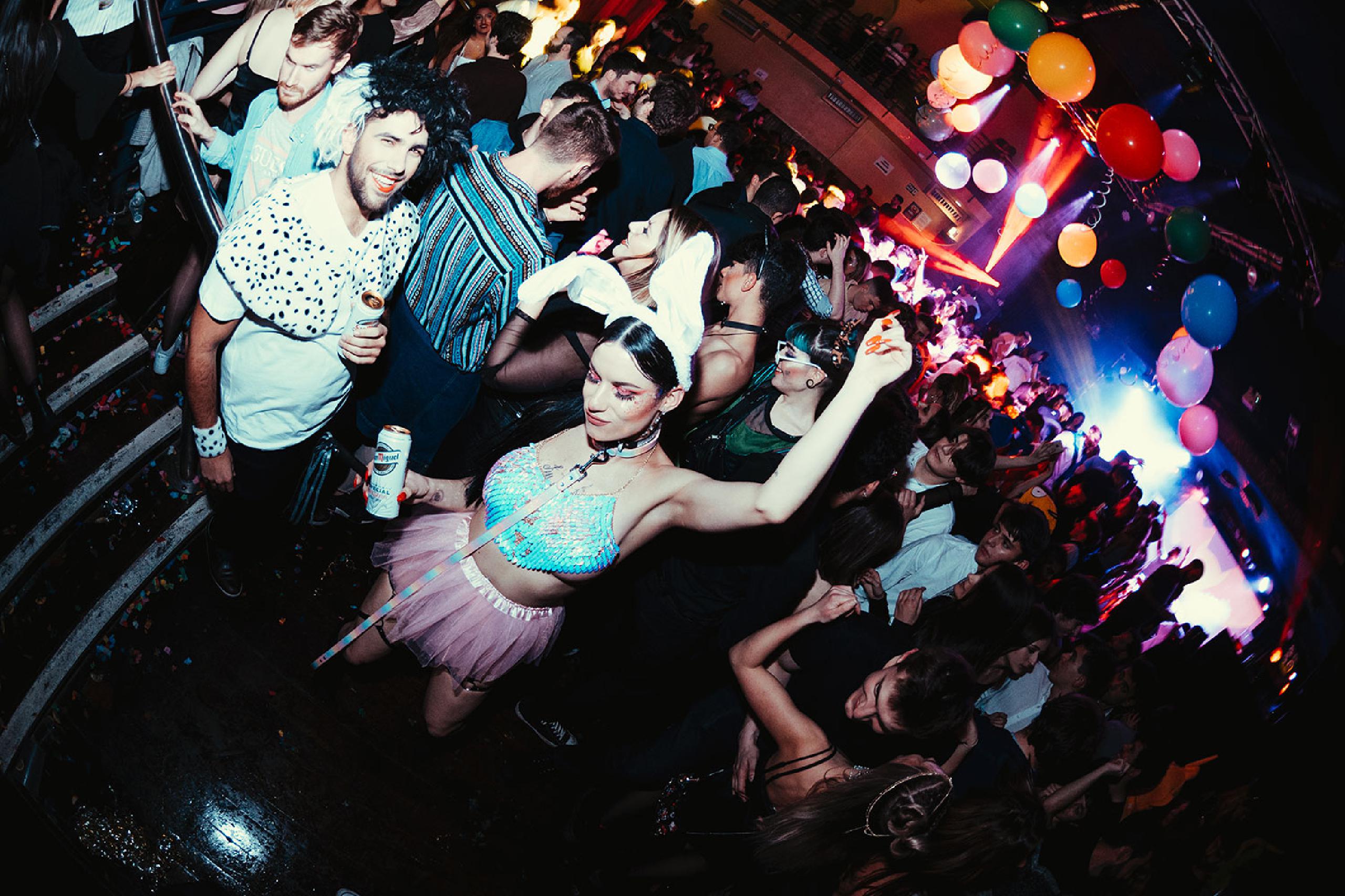 Somos la fiesta para españoles más gamberra, divertida y multitudinaria de Londres con tres salas con ambientes musicales distintos bajo un mismo techo, animación, cañones de confeti, temazos españoles e internacionales y horario de cierre hasta las 6 am de la mañana. Cada mes, en el Club londinense Scala. ¡Ven a comprobar por qué somos la fiesta número uno en Londres!

Web: http://bit.ly/MegaSpanishParty
Facebook: http://bit.ly/FacebookMSP
Instagram: http://bit.ly/InstaMSP