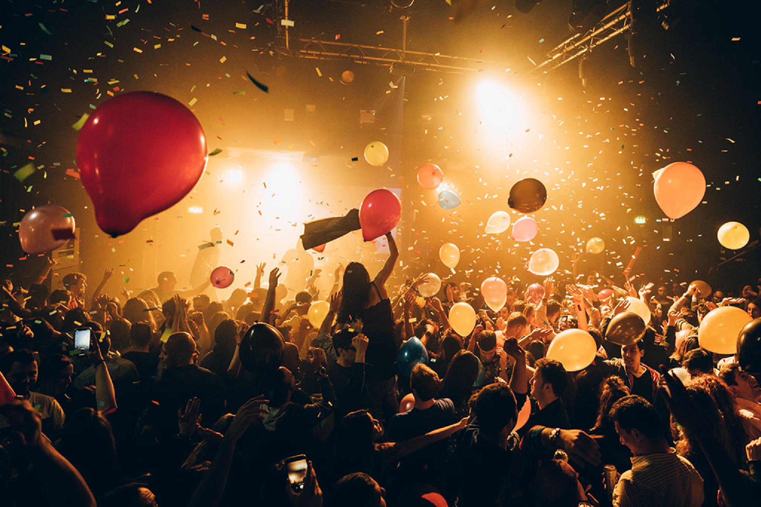 Somos la fiesta para españoles más gamberra, divertida y multitudinaria de Londres con tres salas con ambientes musicales distintos bajo un mismo techo, animación, cañones de confeti, temazos españoles e internacionales y horario de cierre hasta las 6 am de la mañana. Cada mes, en el Club londinense Scala. ¡Ven a comprobar por qué somos la fiesta número uno en Londres!

Web: http://bit.ly/MegaSpanishParty
Facebook: http://bit.ly/FacebookMSP
Instagram: http://bit.ly/InstaMSP