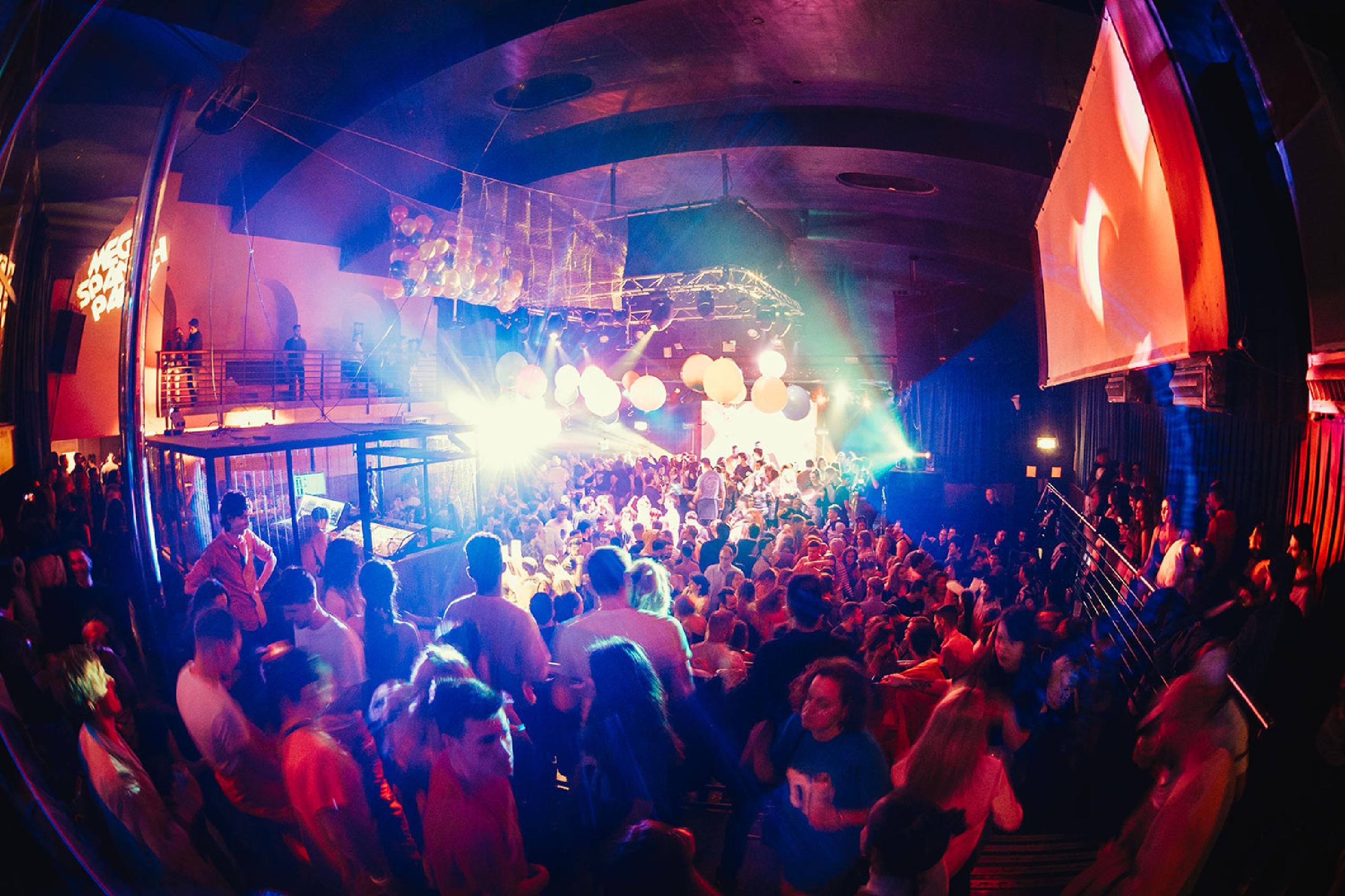 Somos la fiesta para españoles más gamberra, divertida y multitudinaria de Londres con tres salas con ambientes musicales distintos bajo un mismo techo, animación, cañones de confeti, temazos españoles e internacionales y horario de cierre hasta las 6 am de la mañana. Cada mes, en el Club londinense Scala. ¡Ven a comprobar por qué somos la fiesta número uno en Londres!

Web: http://bit.ly/MegaSpanishParty
Facebook: http://bit.ly/FacebookMSP
Instagram: http://bit.ly/InstaMSP