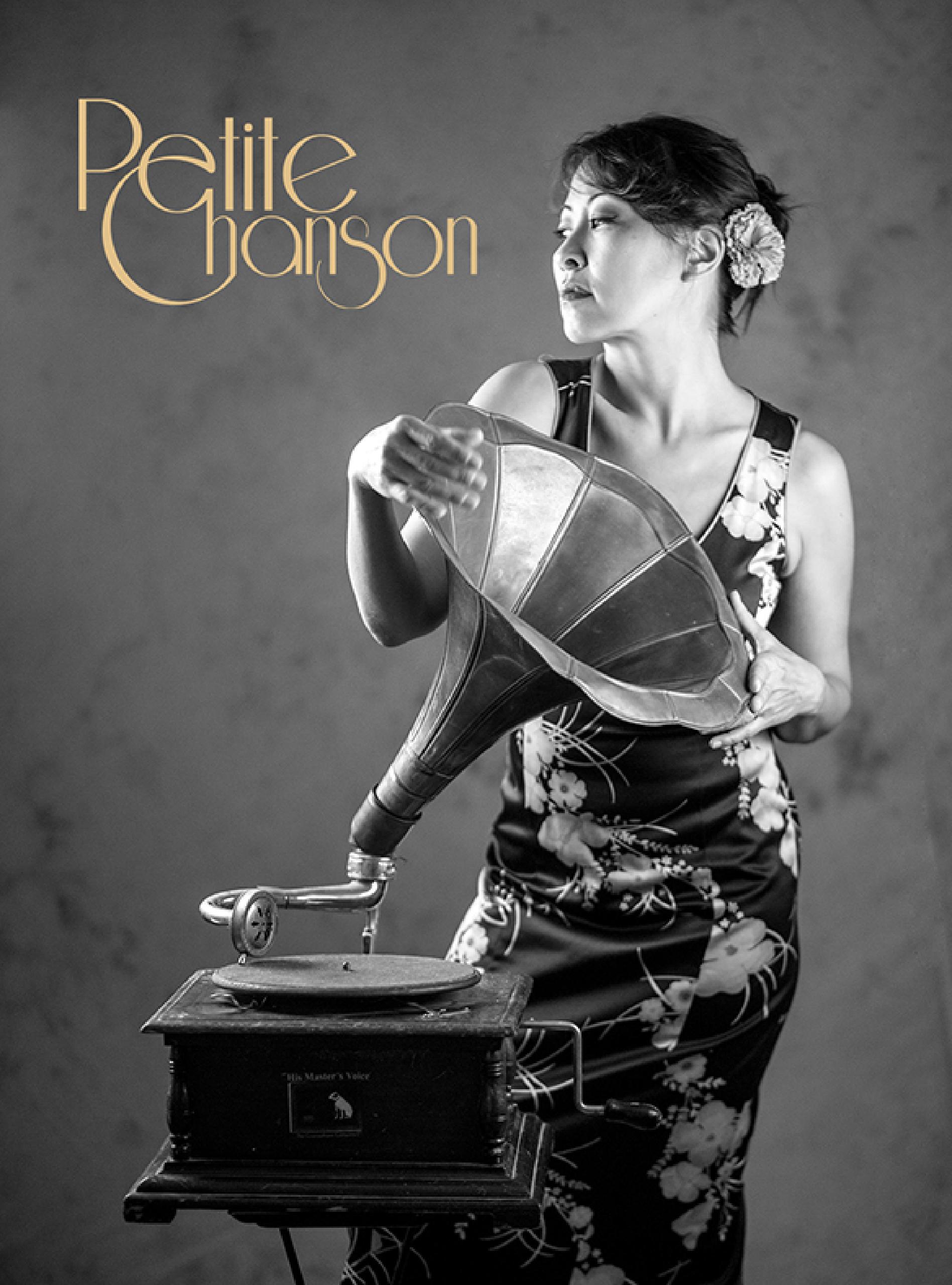 Petite Chanson es un dúo musical compuesto por Giselle Lau y Alexey Marchenkov.
Desgranan en directo un exquisito y elegante repertorio 100% chanson française, desde Edith Piaf hasta Zaz, pasando por Gainsbourg, Aznavour o Carla Bruni.
Su particular adaptación de los clásicos franceses a un formato tan minimalista -guitarra y voz-, hace que las canciones adquieran un estilo propio, una firma personal que nace de la unión de dos artistas internacionales.
La virtuosa voz de Giselle se desenvuelve entre jazz, pop y pura "chanson" mientras que Alexey deslumbra con su arte y dominio de la guitarra española.
"Hay música que cerrando los ojos nos transporta hasta el mismísimo cielo.
Imagina ahora un concierto que te haga vivir eso sin cerrarlos.
Un concierto a la luz de cientos de velas con una puesta en escena y un ambiente celestial.
Atmósfera íntima y mágica.
Experiencia a flor de piel para los amantes de la buena música.
Conciertos a luz de las velas
Obladirecords
Mucho más que música
Exclusivamente para ti
Contacto:
E: info@obladirecords.com
W: www.obladirecords.com
Obladi Records