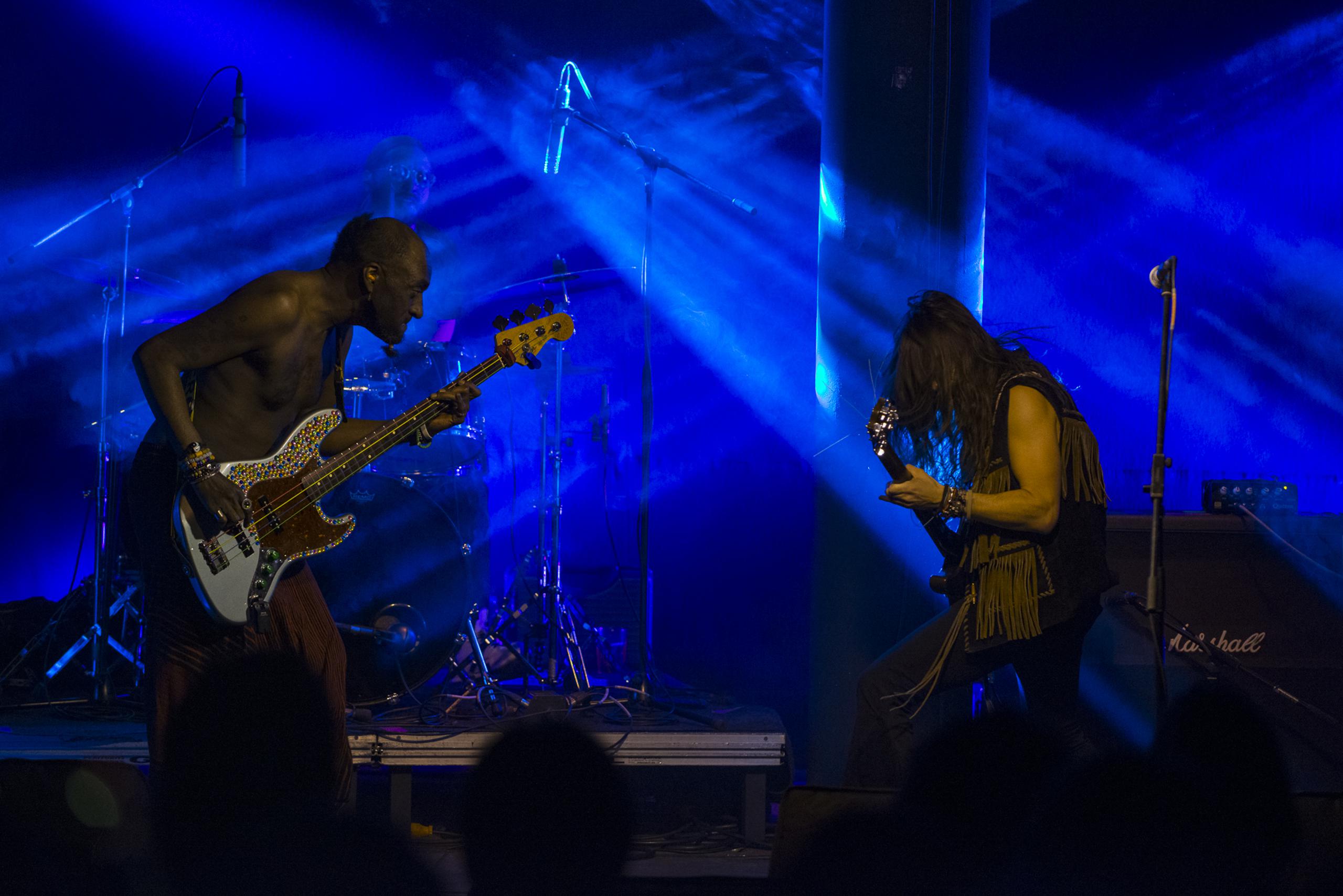 COMO UN TRIO PUEDE DAR TANTA CAÑA