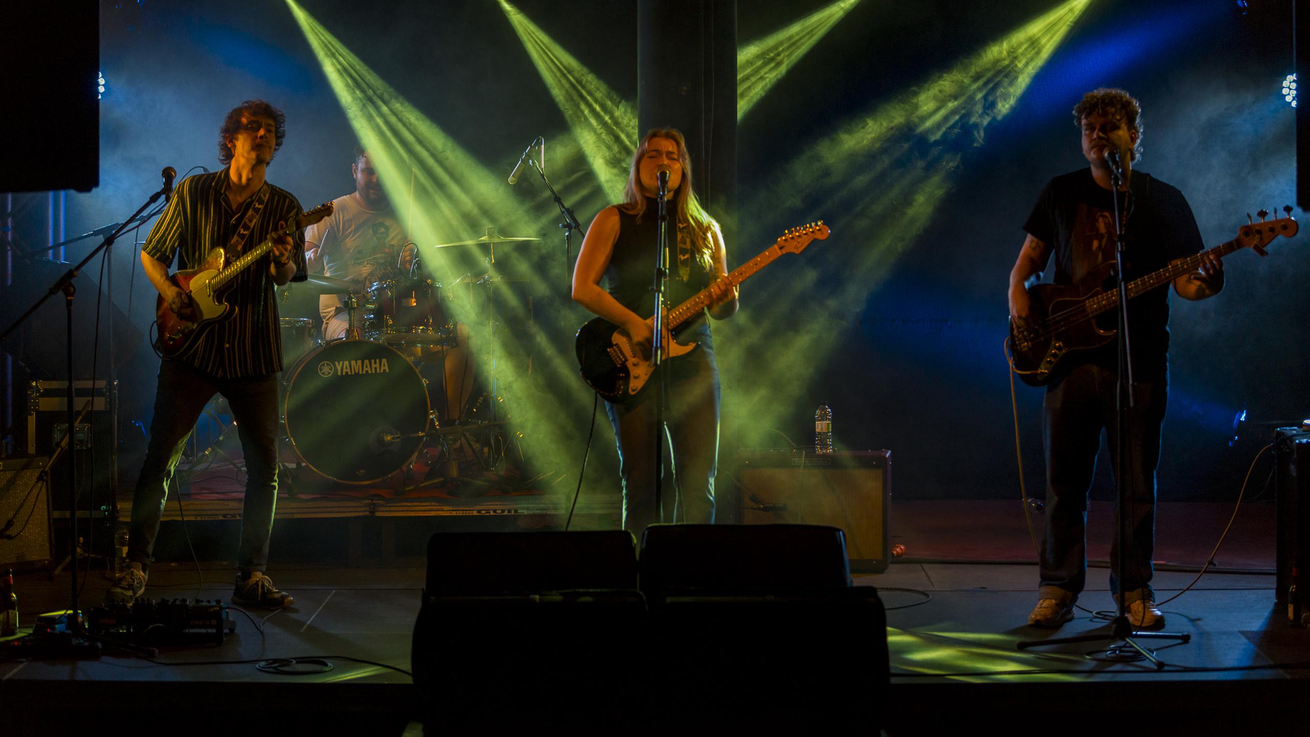 GRAN VOZ ACOMPAÑADA DE UNA GRAN BANDA