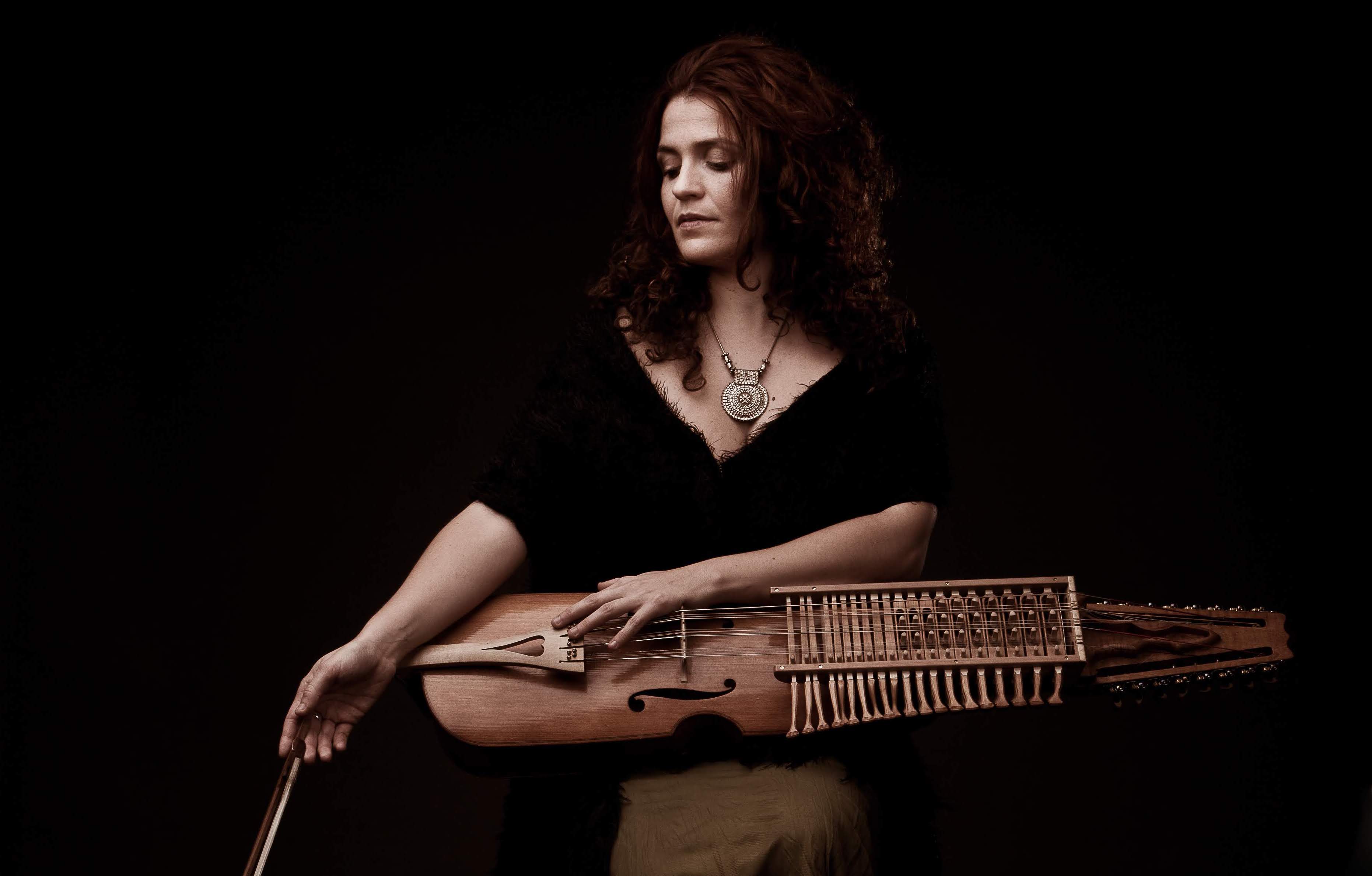 Fotografía promocional de Ana Alcaide: La Cantiga de Fuego