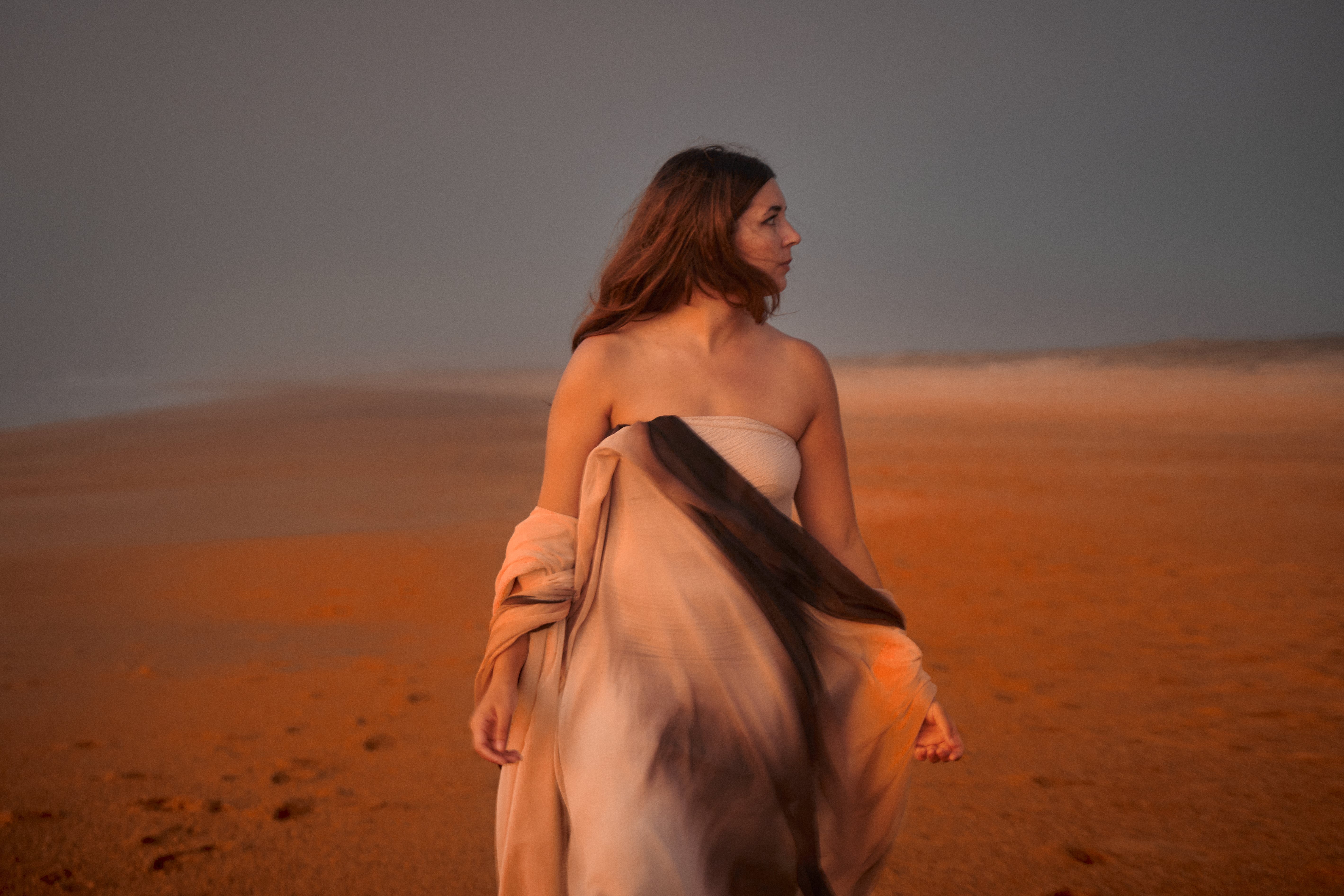 Fotografía promocional de Andrea Santiago presentando Éxodo en Valencia