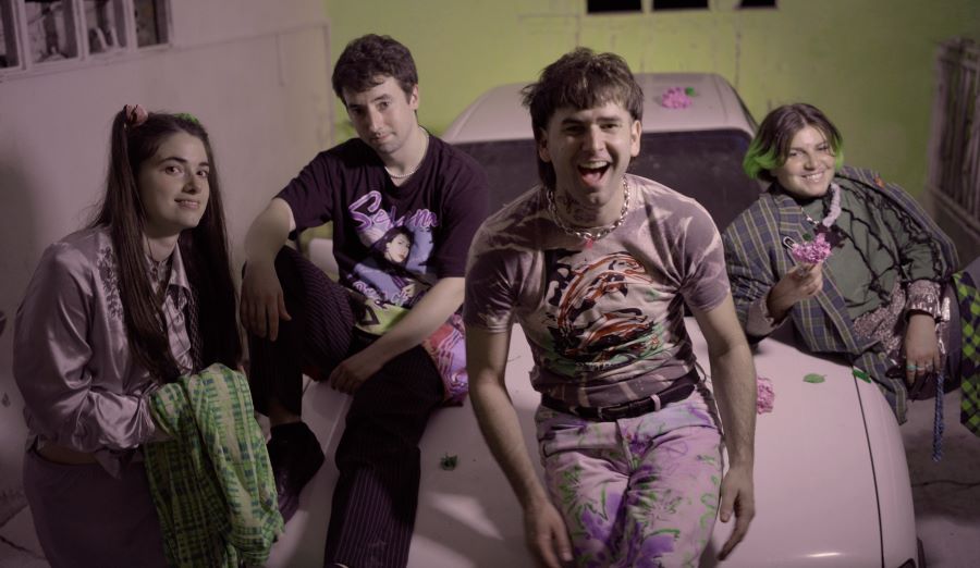 Fotografía promocional de BELAKO en el Támesis