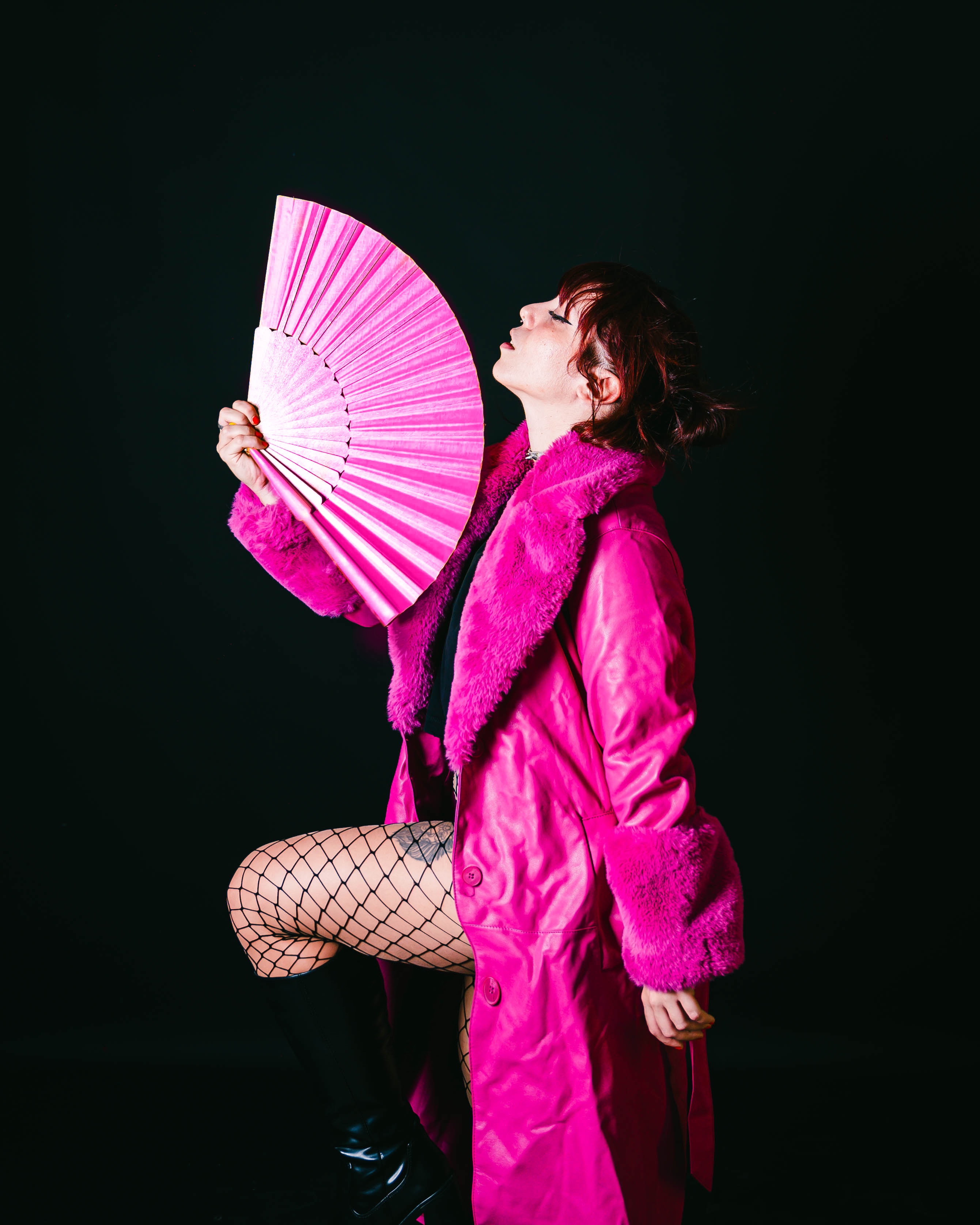 Fotografía promocional de concierto de Madbel en El perro de la parte de atrás del coche