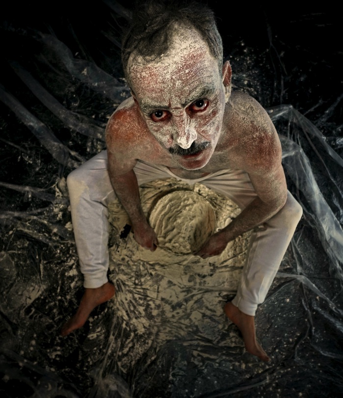 Fotografía promocional de ESCENICA "Cien años después, 600 metros arriba" en el Contenedor Cultural