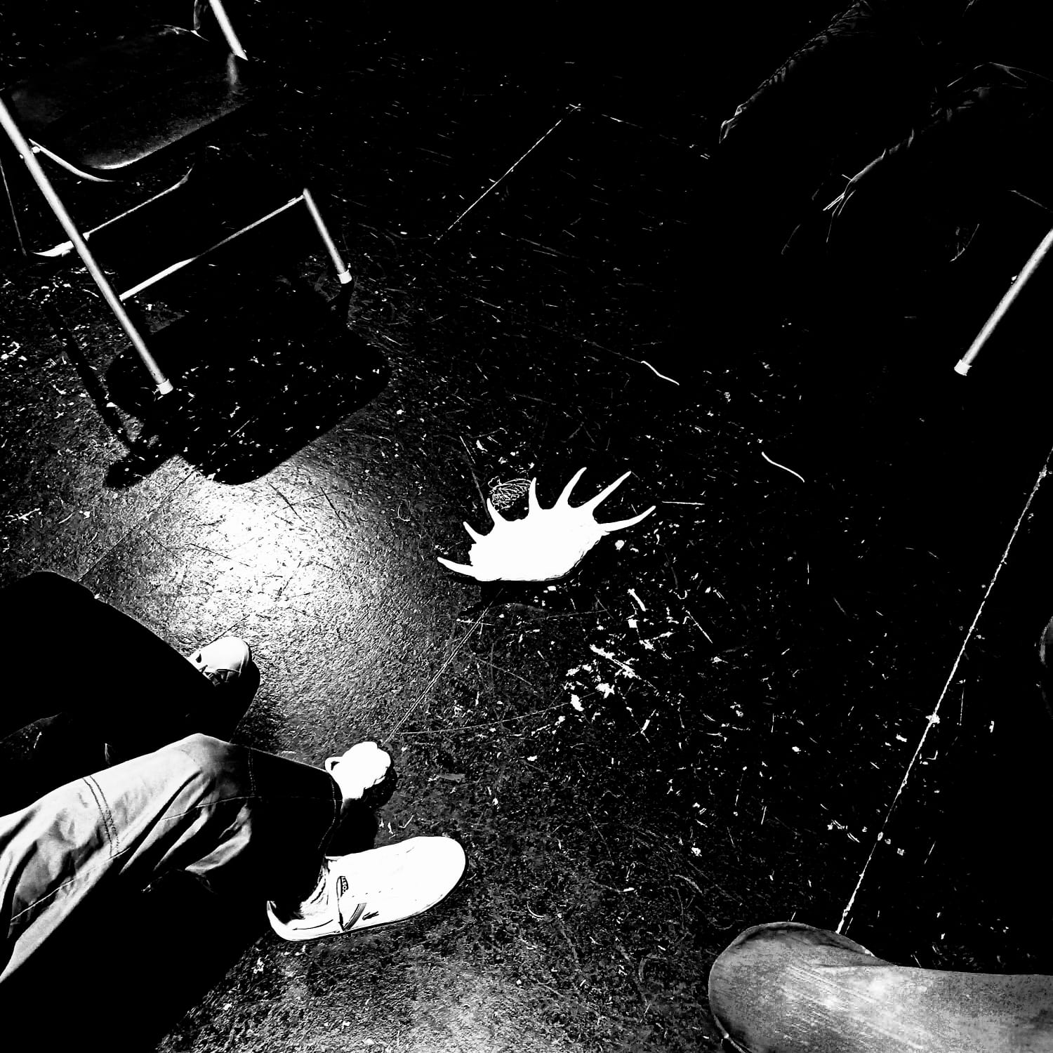 Fotografía promocional de ESCENICA "EN-JAULA-D@S" en el Contenedor Cultural