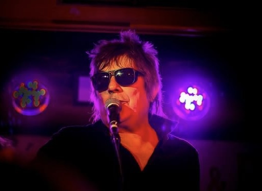 Fotografía promocional de JAVIER ANDREU & LOS HOMBRES QUE SALIAN DEMASIADO en concierto