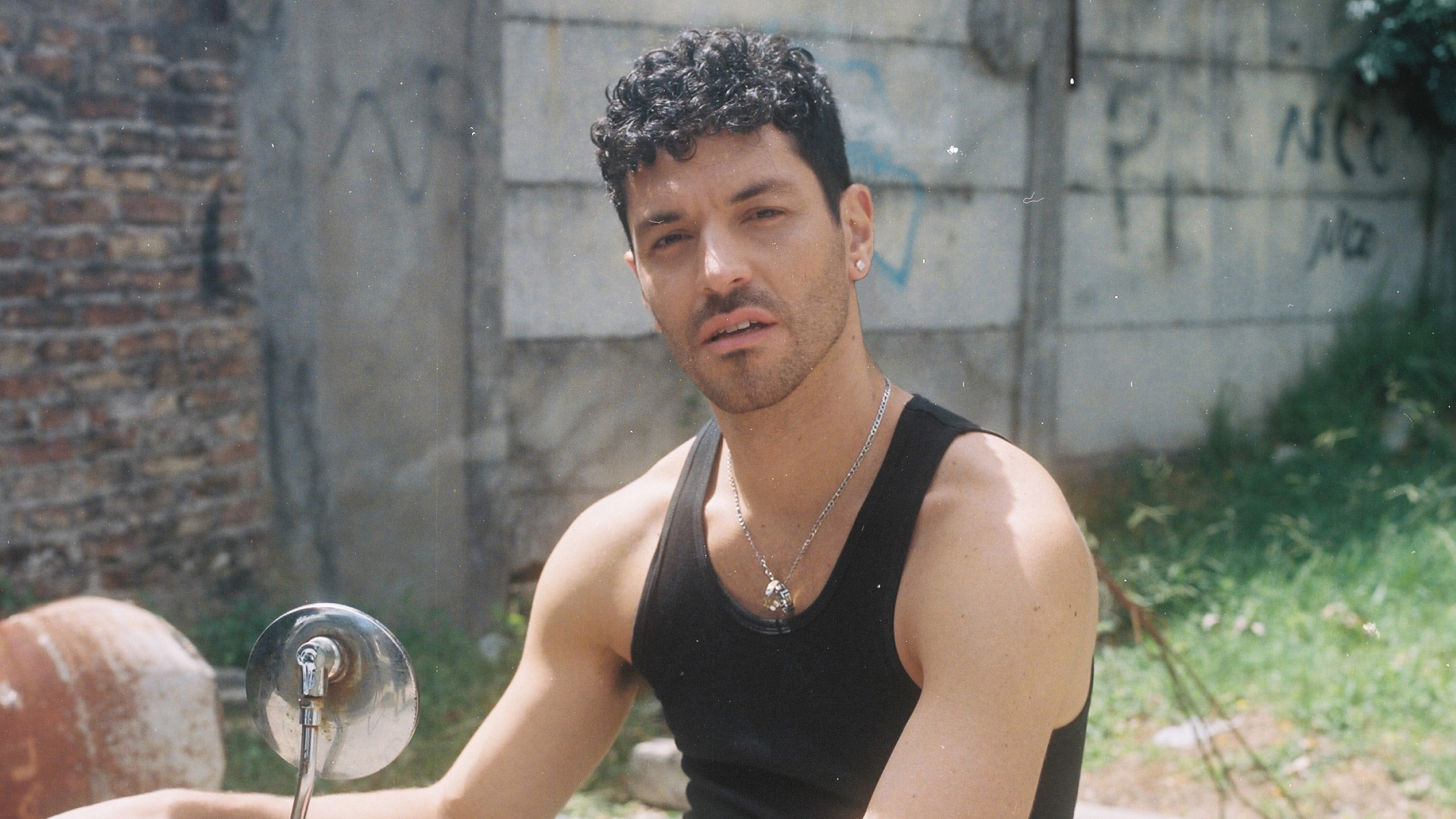 Fotografía promocional de Juan Ingaramo en Bajo Circuito