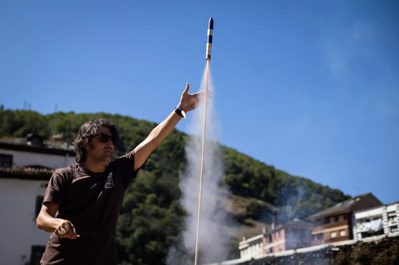 Fotografía promocional de La Sociedad de Artesanos de Cangas del Narcea y La Descarga. El corazón de un pueblo. (Prao del Molín)