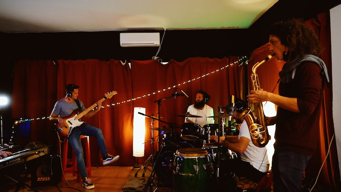 Fotografía promocional de Las Noches del Inglés. Especial feria. Percutora Neo Funk