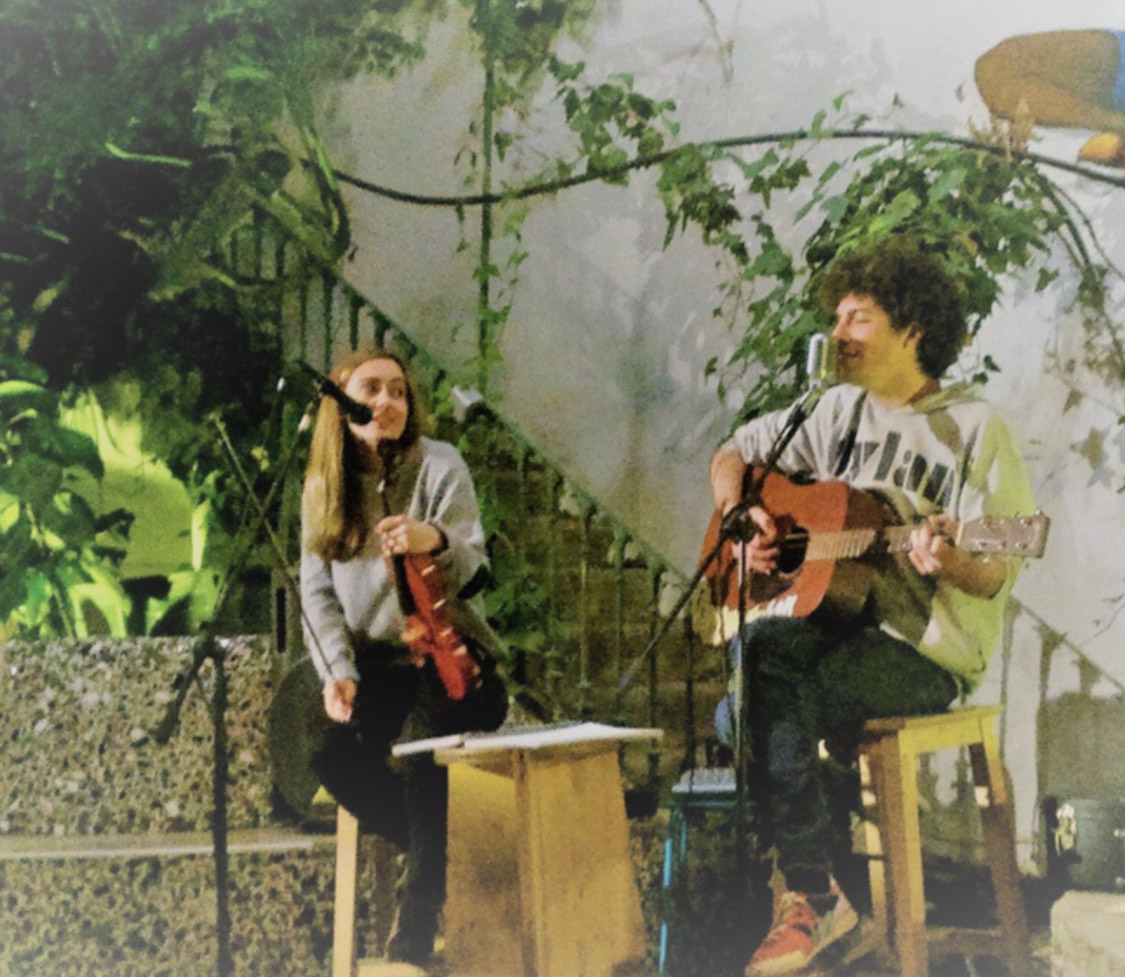 Fotografía promocional de Las Noches del Inglés. Especial feria. Tributo a Bob Dylan. Sara Muñoz y Carlos Moratalla