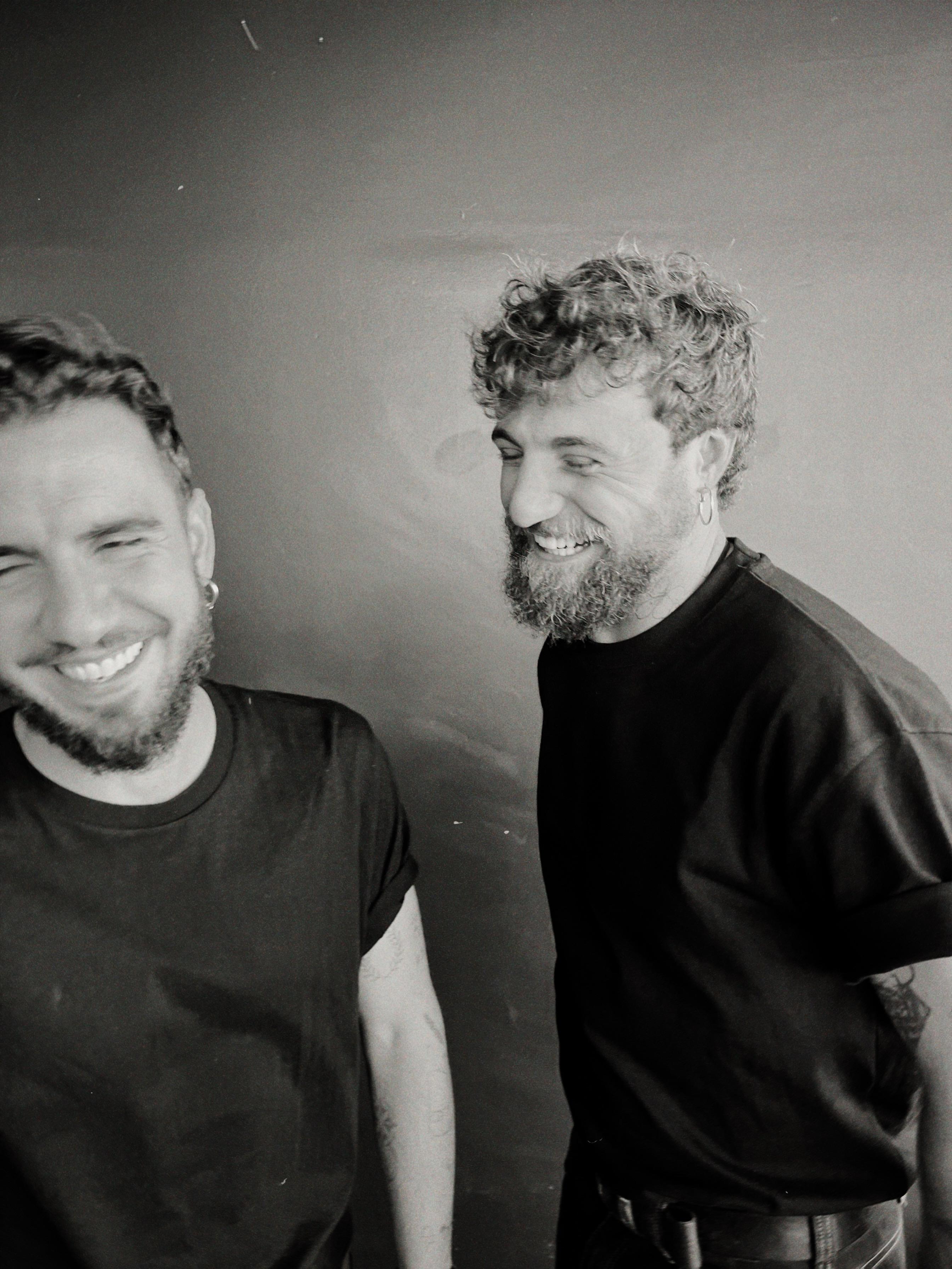 Fotografía promocional de Luis Fercán y Nacho Mur en Santiago de Compostela