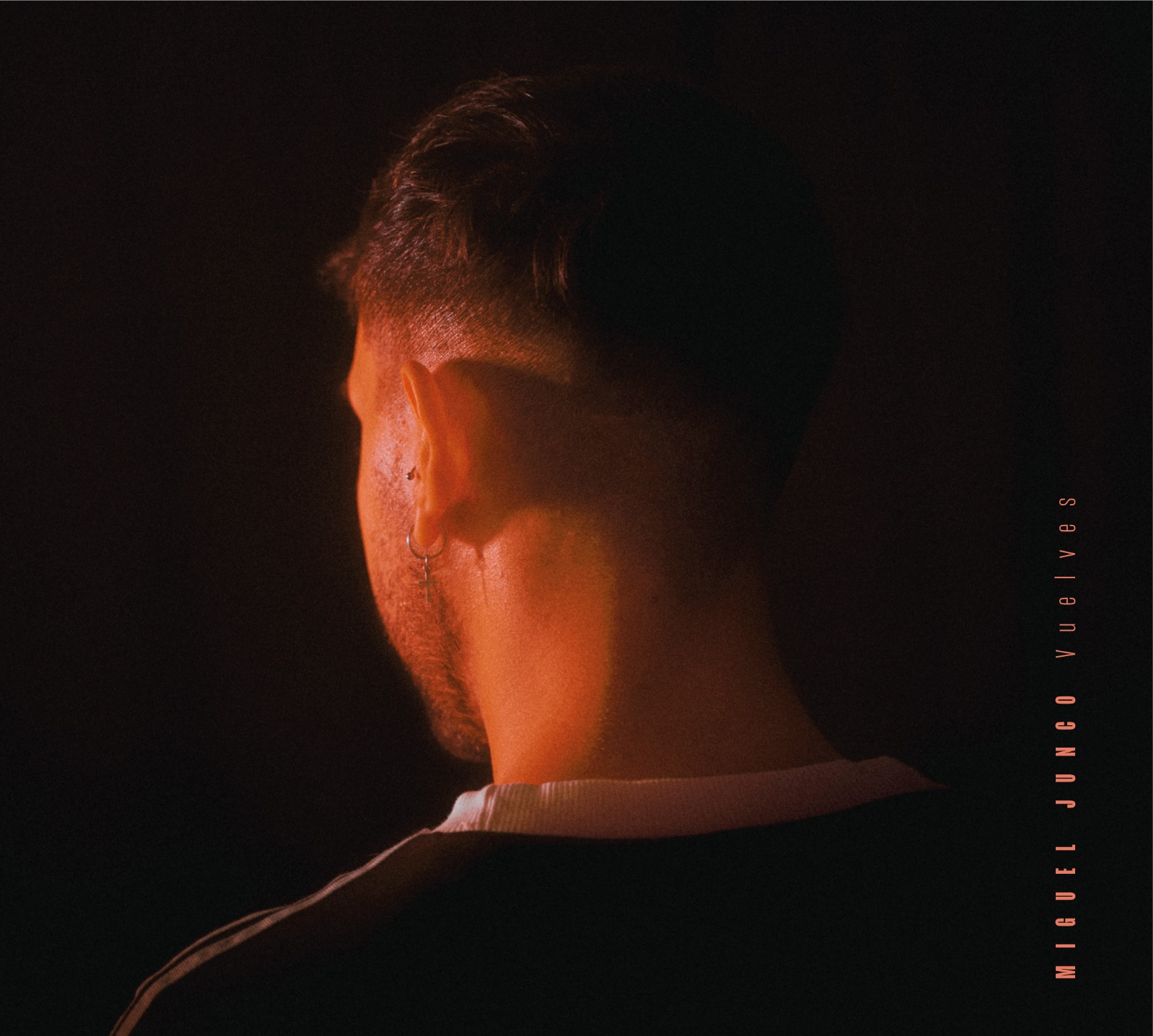 Fotografía promocional de la presentación del primer disco de Miguel Junco, "Vuelves"